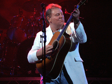 Obiecte care i-au aparţinut lui Greg Lake, fondator al grupurilor King Crimson şi Emerson, Lake & Palmer, scoase la licitaţie
