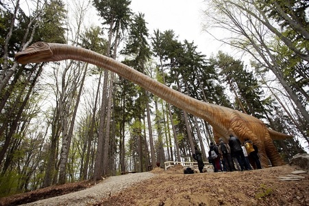 Dino Parc Râşnov şi-a dublat suprafaţa şi a reprodus cel mai mare dinozaur descoperit până acum, Seismosaurus