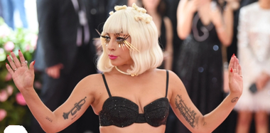 Met Gala 2019 - Pene, paiete şi rochii-candelabru ori bărbăteşti, între ţinutele serii - VIDEO