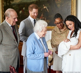 Primul copil al ducelui şi ducesei de Sussex, strănepotul reginei Marii Britanii, va fi botezat Archie