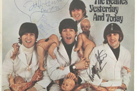 Un disc The Beatles cu aşa-numita copertă "Măcelari" din colecţia lui John Lennon a fost vândut cu 180.000 de lire sterline
