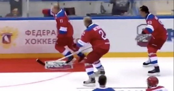 Vladimir Putin a înscris opt goluri la un meci demonstrativ de hochei după care a căzut în timp ce saluta spectatorii - VIDEO
