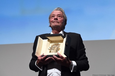 Alain Delon, discurs emoţionant la primirea trofeului Palme d'Or de onoare: Mă gândesc la Mireille şi la Romy - VIDEO