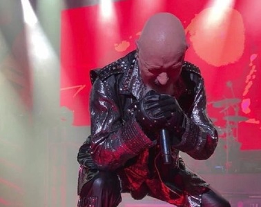 Rob Halford, solistul trupei Judas Priest, a lovit cu piciorul telefonul mobil al unui fan care filma un concert - VIDEO