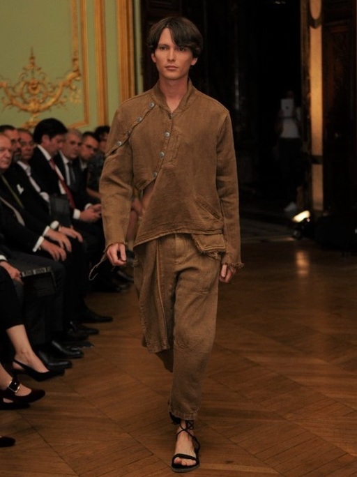 Colecţia Patzaikin, realizată din cânepă de designerul român Gyarfas Olah, a fost prezentată la Hôtel de Béhague din Paris - FOTO