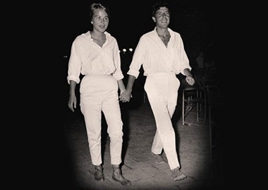 O colecţie de scrisori de dragoste trimise de Leonard Cohen iubitei şi muzei lui, Marianne, vândută pentru 876.000 de dolari