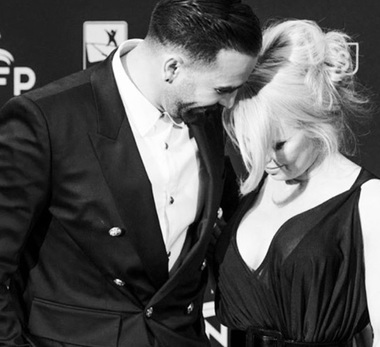 Pamela Anderson a confirmat despărţirea de fotbalistul Adil Rami