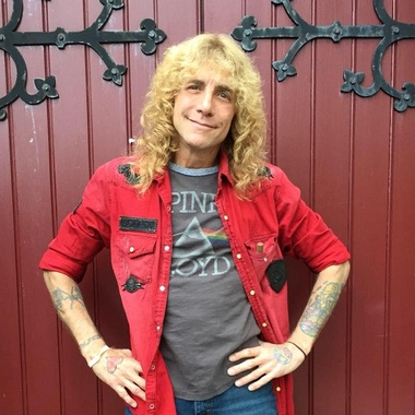Steven Adler, fost toboşar al formaţiei Guns N’ Roses, a fost spitalizat după ce s-a înjunghiat 