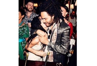 Actorii Zoe Kravitz şi Karl Glusman s-au căsătorit din nou în Franţa. Lenny Kravitz, Reese Witherspoon şi Jason Momoa, între invitaţi