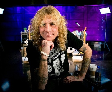 Steven Adler, fost baterist al trupei Guns N’ Roses, susţine că s-a înjunghiat accidental - VIDEO
