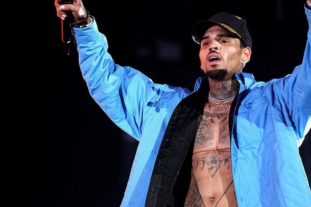 Rapperul Chris Brown, pentru a treia oară pe primul loc în Billboard 200 