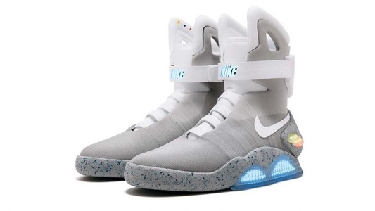 O pereche de pantofi sport, celebri din "Back to the Future - Part II", ar putea fi vânduţi la licitaţie cu 70.000 de dolari