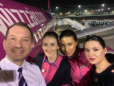 A renunţat la muzică şi la politică şi s-a făcut pilot la Wizz Air - Mihai Sturzu vrea să devină comandant de aeronavă: Am visat să fiu pilot şi sunt pilot