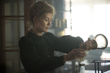 "Radioactive", regizat de Marjane Satrapi, film biografic despre Marie Curie, va fi prezentat în închiderea Festivalului de la Toronto