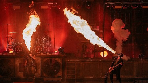 Chitariştii Rammstein s-au sărutat pe scenă la Moscova în semn de protest faţă de legile anti-LGBTQ