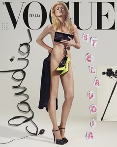 Claudia Schiffer, în vârstă de 48 de ani, a apărut nud pe coperta revistei Vogue Italia