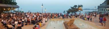 Hituri pop-rock româneşti şi străine, melodii populare - interpretate de o orchestră simfonică pe faleza Cazinoului din Constanţa