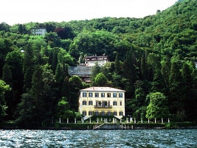 Donatella Versace a cumpărat o vilă pe malul Lacului Maggiore pentru aproape 5 milioane de euro - FOTO