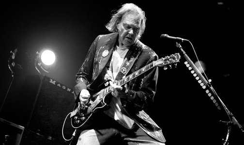 Neil Young va lansa în octombrie un nou album alături de trupa Crazy Horse

