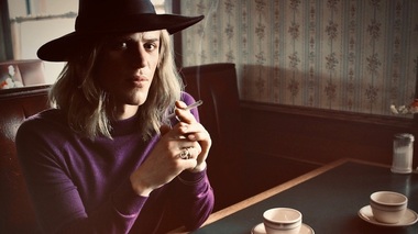 Johnny Flynn este David Bowie în filmul „Stardust”

