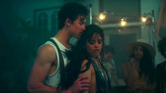 Shawn Mendes şi Camila Cabello, moment romantic pe scenă în Toronto - VIDEO