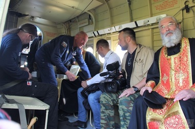 Ziua Abstinenţei în Rusia - 70 de litri de agheasmă, aruncaţi din avion peste oraşul Tver pentru a-i vindeca pe locuitori de alcoolism şi adulter - VIDEO