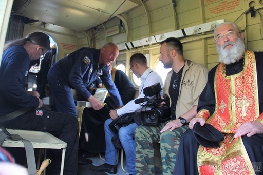 Ziua Abstinenţei în Rusia - 70 de litri de agheasmă, aruncaţi din avion peste oraşul Tver pentru a-i vindeca pe locuitori de alcoolism şi adulter - VIDEO