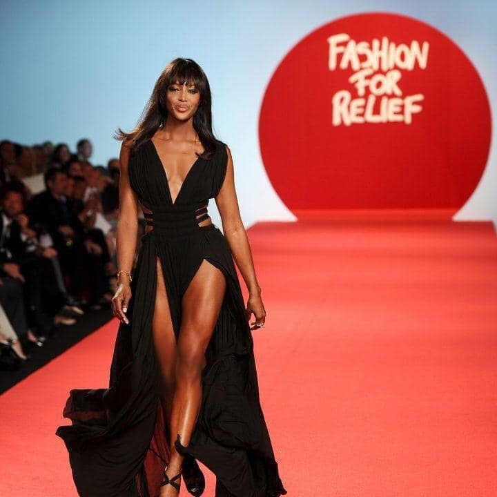 Naomi Campbell a defilat la Londra pentru o gală de caritate - FOTO