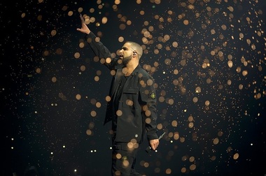 Drake vrea să îşi tatueze faţa cântăreţei Celine Dion. Artista: Te rog, nu face asta. Pot vorbi cu mama ta
