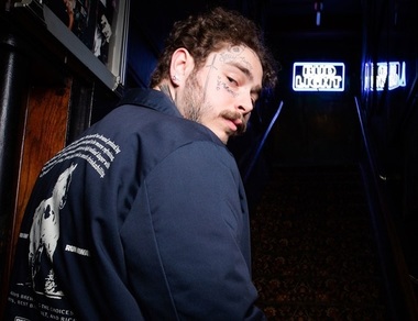 Post Malone, trei săptămâni pe primul loc în Billboard 200 cu „Hollywood's Bleeding”