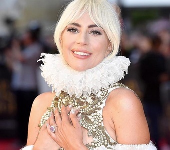 Lady Gaga, în braţele unui fan, a căzut de pe scenă: „Am crezut că a murit” - VIDEO