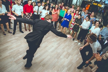 Festivalul Internaţional de Swing Dance LindyBug, între 25 şi 27 octombrie. Profesori din şapte ţări, invitaţi