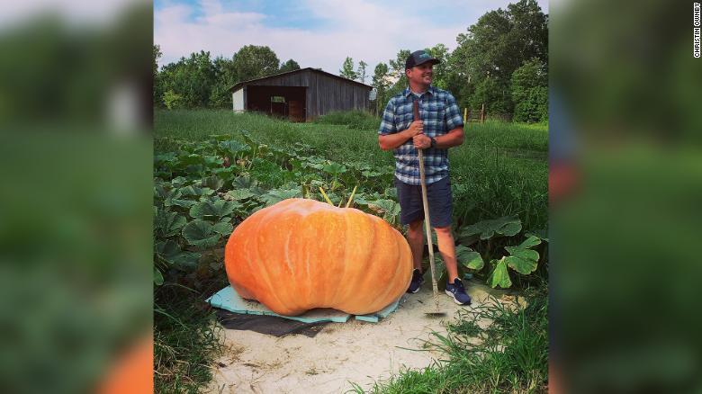 Un fermier din Tennessee a cultivat un dovleac de peste 410 kilograme şi l-a transformat în barcă - FOTO


