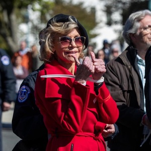 Jane Fonda şi Ted Danson au fost arestaţi în timpul unui protest pe tema schimbărilor climatice - VIDEO