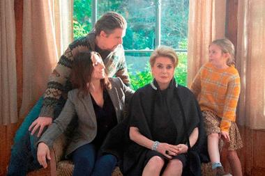Actriţa Catherine Deneuve se simte bine, dar încă se recuperează în spital

