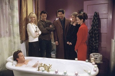 Licitaţie „Friends” - Pinguinul lui Joey Tribbiani, canapeaua din Central Perk şi invitaţia la nunta Bing, între loturi