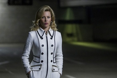 Elizabeth Banks va regiza şi juca în „Femeia invizibilă”