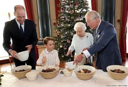 Regina Elizabeth II, trei moştenitori şi budinca de Crăciun - FOTO