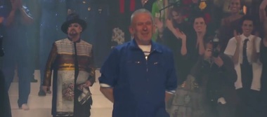 Jean Paul Gaultier a îmbrăcat staruri la ultima sa prezentare haute-couture. Irina Shayk, Boy George, Dita Von Teese, Amanda Lear i-au adus un omagiu creatorului francez - VIDEO