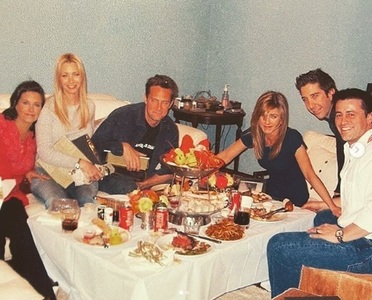 Actriţa Courtney Cox a publicat o fotografie în care apare alături de colegii din "Friends" înainte de filmările la ultimul episod 