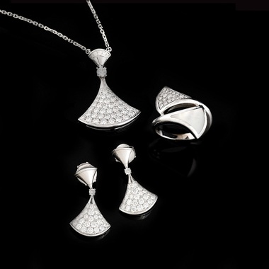 Un set de bijuterii Bvlgari din aur alb, sidef şi diamante, evaluat la 8.500 de euro în Licitaţia cu preţuri descrescătoare