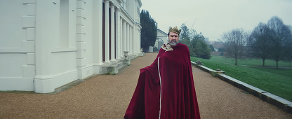 Liam Gallagher, majordomul „regelui” Eric Cantona în videoclipul piesei „Once” - VIDEO