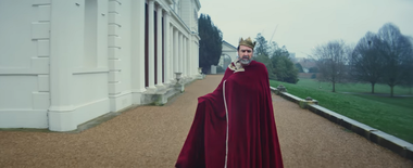 Liam Gallagher, majordomul „regelui” Eric Cantona în videoclipul piesei „Once” - VIDEO