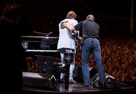 Elton John îşi cere scuze după ce a întrerupt un concert în Auckland şi a anunţat că a fost diagnosticat cu pneumonie 