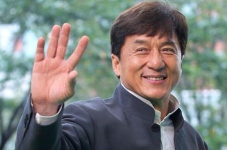 Jackie Chan promite 132.000 de euro persoanei care va inventa un vaccin contra coronavirusului