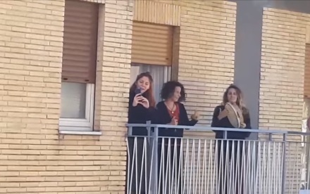 Tarantella la ferestre: Italienii, izolaţi la domiciliu, au cântat şi au dansat în balcoane - VIDEO 