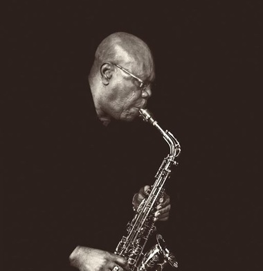 Cântăreţul şi saxofonistul Manu Dibango, spitalizat în urmă cu câteva zile din cauza coronavirusului, a murit