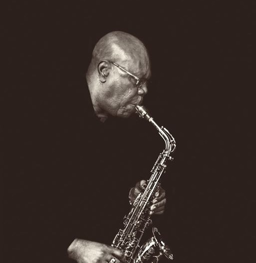 Cântăreţul şi saxofonistul Manu Dibango, spitalizat în urmă cu câteva zile din cauza coronavirusului, a murit