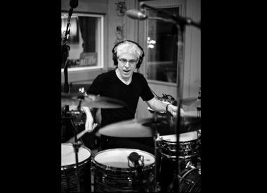 Bateristul Bill Rieflin, colaborator al King Crimson, Ministry şi R.E.M., a murit la vârsta de 59 de ani