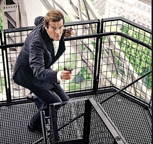 Arme folosite ca recuzită în filme din seria "James Bond" au fost furate dintr-o locuinţă din Londra
